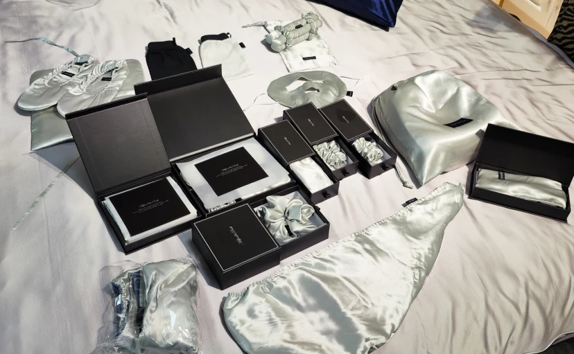 DreamSilk 25momme 6A silver silk eye mask, scrunchie and pillowcase set