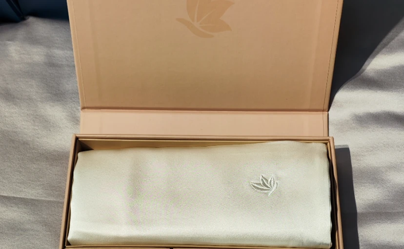 Custom 30momme silk pillowcase gift set for NATURO CURO with matching scrunchie and eye mask